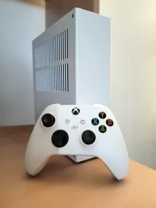 is-it-a-super-compact-4-2l-pc-in-an-xbox-series-s-case-nope-v0-h7kvurmfi2ya1.webp
