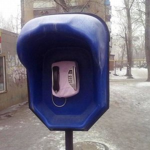 Свапик атаковал телефонную будку.